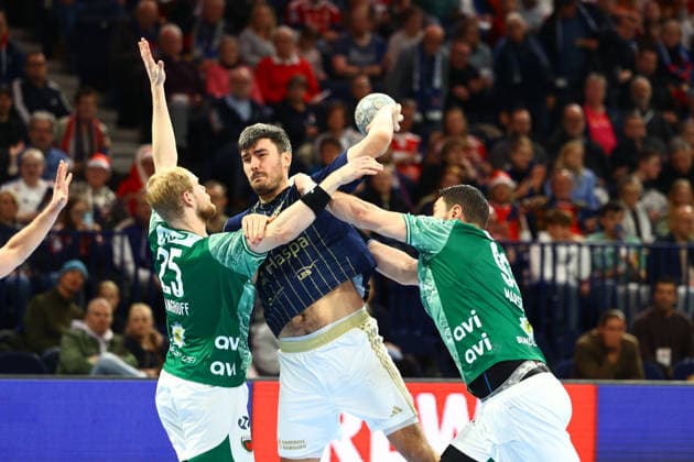 Handball I Herren I Saison 2025 2026 I Bundesliga I 24. Spieltag I HSV Hamburg - Füchse Berlin I 23.12.2025 Matthes Langhoff (25, Füchse Berlin) Jacob Lassen (9, HSV Hamburg) Hamburg Barclaycard Arena Hamburg Deutschland Copyright: xLobeca RalfxHomburgx