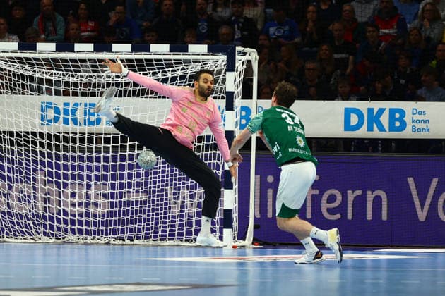 Handball I Herren I Saison 2025 2026 I Bundesliga I 24. Spieltag I HSV Hamburg - Füchse Berlin I 23.12.2025 Mohamed Essam Moustafa El-Tayar (12, HSV Hamburg) Hakun West av Teigum (34, Füchse Berlin) Hamburg Barclaycard Arena Hamburg Deutschland Copyright: xLobeca RalfxHomburgx