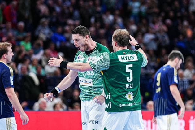 Mijajlo Marsenic (Fuechse Berlin, 93) und Max Darj (Fuechse Berlin, 05) jubelt Jubel nach Sieg Spielende GER, Handball Verein Hamburg vs. Fuechse Berlin, Handball, 1. Bundesliga, Spieltag 24, Saison 2025 2026, 23.12.2025 GER, Handball Sport Verein Hamburg vs. Fuechse Berlin, Handball, 1. Bundesliga, Spieltag 24, Saison 2025 2026, 23.12.2025 Hamburg Copyright: xEibner-Pressefoto MarcelxvonxFehrnx EP_MFN