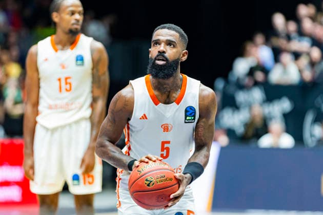 23.12.2025, xomx, Basketball EuroCup, Niners Chemnitz - Besiktas JK Istanbul v.l. Corey Davis Jr. (Niners Chemnitz) am Ball Chemnitz