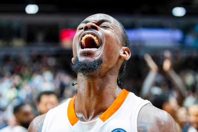 Sport Themen der Woche KW52 23.12.2025, xomx, Basketball EuroCup, Niners Chemnitz - Besiktas JK Istanbul v.l. Das Spiel ist vorbei. Jubel. Spielstand 97:95. Tyron Brewer (Niners Chemnitz) Chemnitz
