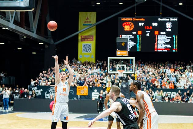23.12.2025, xomx, Basketball EuroCup, Niners Chemnitz - Besiktas JK Istanbul v.l. Yordan Minchev (Niners Chemnitz) am Ball. Chemnitz