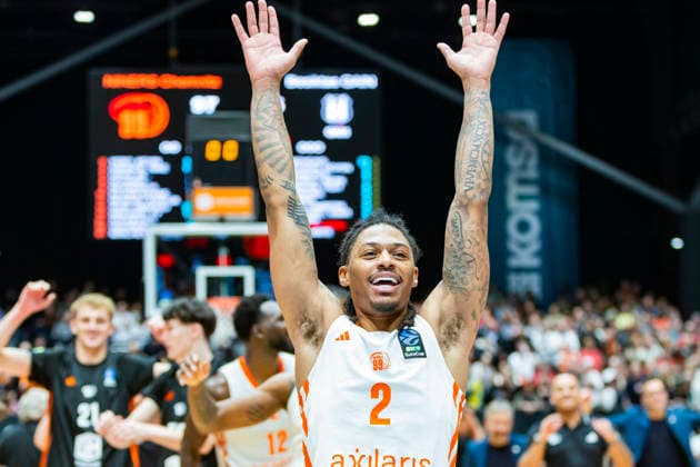 23.12.2025, xomx, Basketball EuroCup, Niners Chemnitz - Besiktas JK Istanbul v.l. Das Spiel ist vorbei. Jubel. Spielstand 97:95. Nike Sibande (Niners Chemnitz) Chemnitz