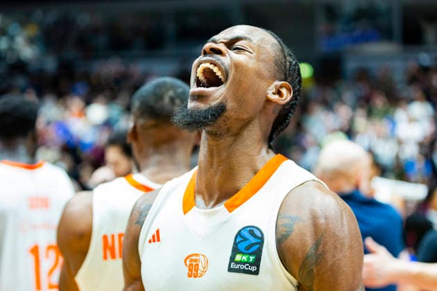 23.12.2025, xomx, Basketball EuroCup, Niners Chemnitz - Besiktas JK Istanbul v.l. Das Spiel ist vorbei. Jubel. Spielstand 97:95. Tyron Brewer (Niners Chemnitz) Chemnitz