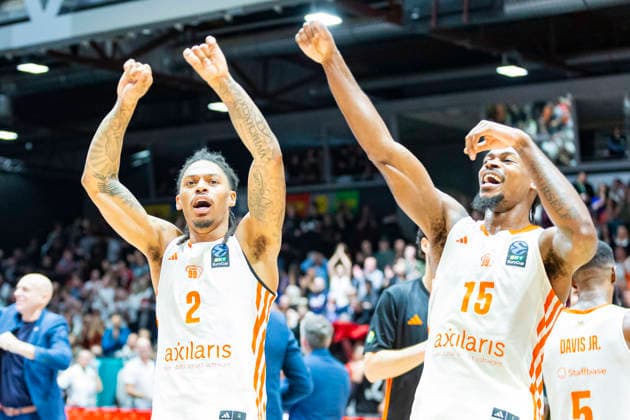 23.12.2025, xomx, Basketball EuroCup, Niners Chemnitz - Besiktas JK Istanbul v.l. Das Spiel ist vorbei. Jubel. Spielstand 97:95. Nike Sibande (Niners Chemnitz) und Tyron Brewer (Niners Chemnitz) Chemnitz