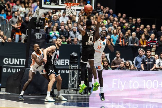GER, BKT EuroCup, Saison 2025 2026, Niners Chemnitz - Besiktas GAIN Istanbul. 23.12.2025, Messe, Chemnitz, GER, BKT EuroCup, Saison 2025 2026, Niners Chemnitz - Besiktas GAIN Istanbul. Jonah Mathews (Besiktas GAIN Istanbul 0), Amadou Sow (Niners Chemnitz, 12) Foto Alexander Trienitz Chemnitz Messe Sachsen Deutschland