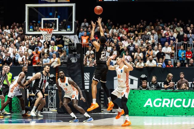 GER, BKT EuroCup, Saison 2025 2026, Niners Chemnitz - Besiktas GAIN Istanbul. 23.12.2025, Messe, Chemnitz, GER, BKT EuroCup, Saison 2025 2026, Niners Chemnitz - Besiktas GAIN Istanbul. Anthony Brown (Besiktas GAIN Istanbul 21), Yordan Minchev (Niners Chemnitz, 91) Foto Alexander Trienitz Chemnitz Messe Sachsen Deutschland