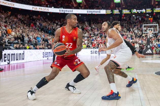 Isiaha Mike 22 (FC Bayern Basketball), Ish Wainright 24 (Hapoel IBI Tel Aviv), FC Bayern Basketball vs. Hapoel IBI Tel Aviv, EuroLeague 18. Spieltag, 23.12.2025 Muenchen Bayern Deutschland