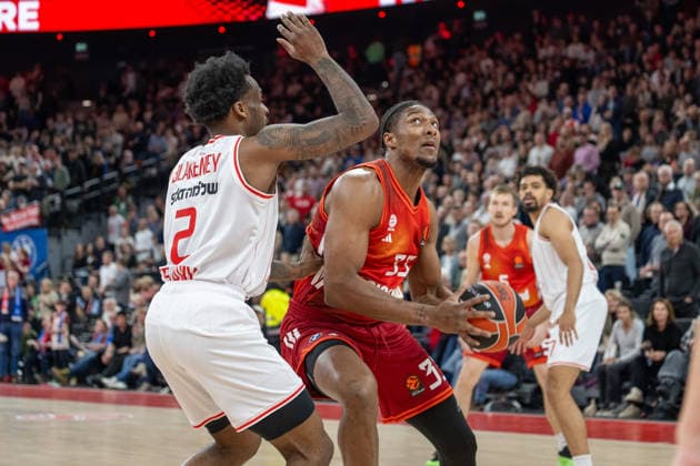 Antonio Blakeney 2 (Hapoel IBI Tel Aviv), David Mccormack 33 (FC Bayern Basketball), FC Bayern Basketball vs. Hapoel IBI Tel Aviv, EuroLeague 18. Spieltag, 23.12.2025 Muenchen Bayern Deutschland