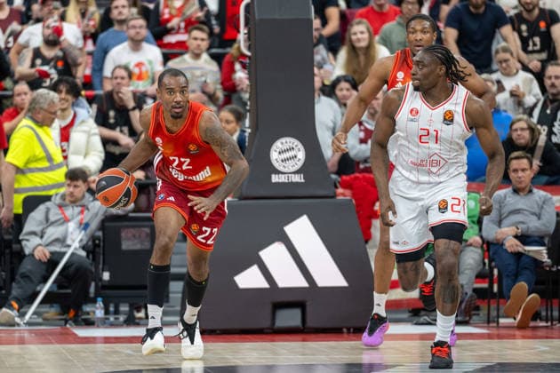Isiaha Mike 22 (FC Bayern Basketball), Tai Odiase 21 (Hapoel IBI Tel Aviv), FC Bayern Basketball vs. Hapoel IBI Tel Aviv, EuroLeague 18. Spieltag, 23.12.2025 Muenchen Bayern Deutschland