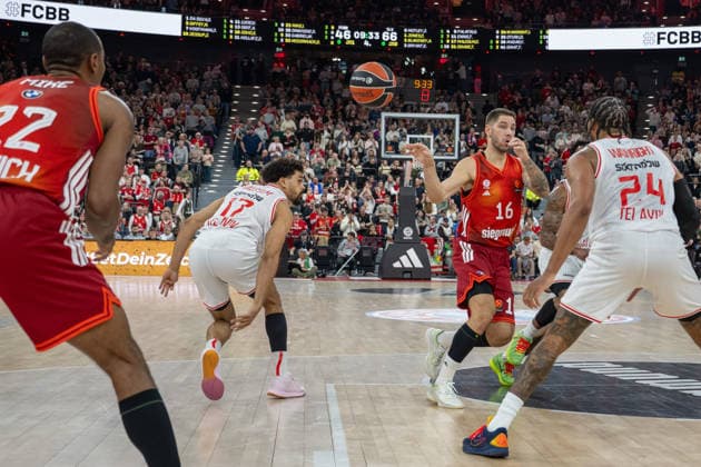Collin Malcolm 17 (Hapoel IBI Tel Aviv), Stefan Jovic 16 (FC Bayern Basketball), FC Bayern Basketball vs. Hapoel IBI Tel Aviv, EuroLeague 18. Spieltag, 23.12.2025 Muenchen Bayern Deutschland