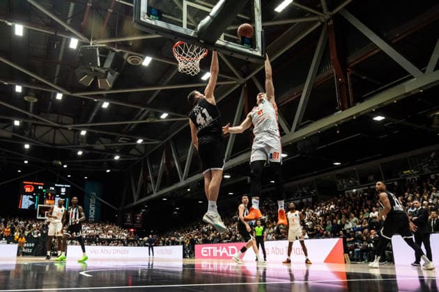 GER, BKT EuroCup, Saison 2025 2026, Niners Chemnitz - Besiktas GAIN Istanbul. 23.12.2025, Messe, Chemnitz, GER, BKT EuroCup, Saison 2025 2026, Niners Chemnitz - Besiktas GAIN Istanbul. Yordan Minchev (Niners Chemnitz, 91), Ante Zizic (Besiktas GAIN Istanbul 41) Foto Alexander Trienitz Chemnitz Messe Sachsen Deutschland