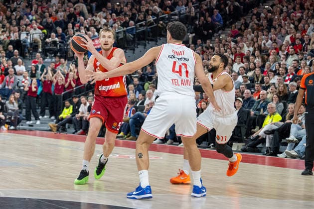 Andreas Obst 13 (FC Bayern Basketball), Tomer Ginat 41 (Hapoel IBI Tel Aviv), Tyler Ennis 11 (Hapoel IBI Tel Aviv), FC Bayern Basketball vs. Hapoel IBI Tel Aviv, EuroLeague 18. Spieltag, 23.12.2025 Muenchen Bayern Deutschland