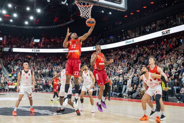 Isiaha Mike 22 (FC Bayern Basketball), David Mccormack 33 (FC Bayern Basketball), FC Bayern Basketball vs. Hapoel IBI Tel Aviv, EuroLeague 18. Spieltag, 23.12.2025 Muenchen Bayern Deutschland