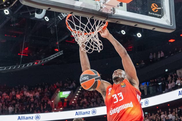 David Mccormack 33 (FC Bayern Basketball) Dunk, FC Bayern Basketball vs. Hapoel IBI Tel Aviv, EuroLeague 18. Spieltag, 23.12.2025 Muenchen Bayern Deutschland