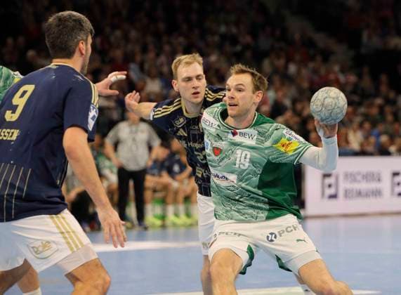 Foto : Mathias Gidsel (Füchse) gegen Einar OLAFSSON (HSV) Handball Herren 1. Bundesliga am Di. 23.12.2025 HSV Handball - Füchse Berlin