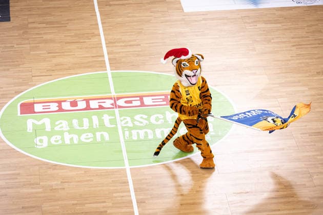 Tigers Tuebingen - Artland Dragons, Herren, 2. Bundesliga, Barmer 2. Basketball Bundesliga, pro A, 14. Spieltag, Spielzeit 2025 2026, 23.12.2025 Tigers Tuebingen Maskottchen Kemmi auf dem Spielfeld mit Weihnachtsmuetze