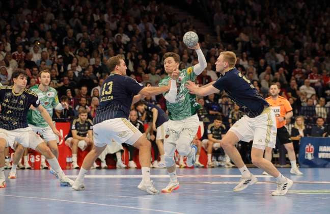 Foto : Torwurf von .... Nils Lichtlein (Füchse) gegen Niklas WELLER (links) und Einar OLAFSSON (beide HSV) Handball Herren 1. Bundesliga am Di. 23.12.2025 HSV Handball - Füchse Berlin