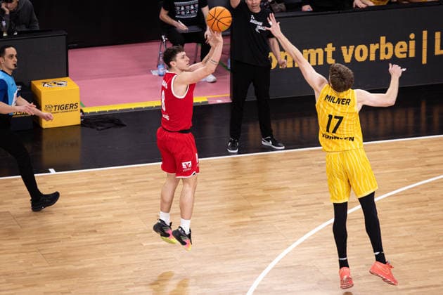 Tigers Tuebingen - Artland Dragons, Herren, 2. Bundesliga, Barmer 2. Basketball Bundesliga, pro A, 14. Spieltag, Spielzeit 2025 2026, 23.12.2025 Dominik Dolic (Artland Dragons, 08) beim Dreier gegen Lukas Milner (Tigers Tuebingen, 17)