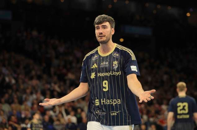 Foto : skeptische Miene bei ... Jacob Arenth LASSEN (HSV) Handball Herren 1. Bundesliga am Di. 23.12.2025 HSV Handball - Füchse Berlin