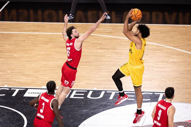 Tigers Tuebingen - Artland Dragons, Herren, 2. Bundesliga, Barmer 2. Basketball Bundesliga, pro A, 14. Spieltag, Spielzeit 2025 2026, 23.12.2025 Jumper von Patrick Emilien (Tigers Tuebingen, 15) in der Zone
