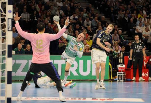 Foto : Torwurf von .... Tobias Gröndahl (Füchse) gegen Torhüter Mohamed El TAYAR (links) und Einar OLAFSSON (HSV , rechts) Handball Herren 1. Bundesliga am Di. 23.12.2025 HSV Handball - Füchse Berlin