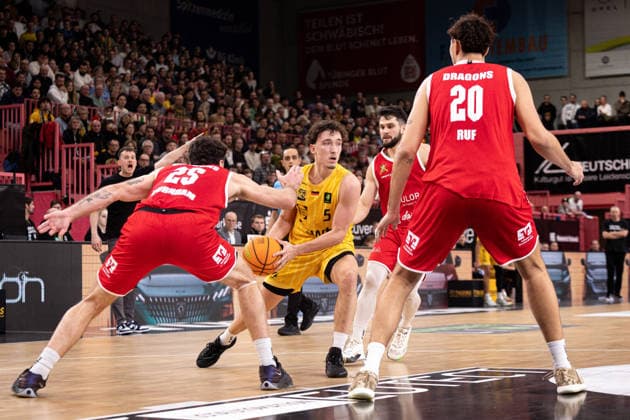 Tigers Tuebingen - Artland Dragons, Herren, 2. Bundesliga, Barmer 2. Basketball Bundesliga, pro A, 14. Spieltag, Spielzeit 2025 2026, 23.12.2025 Kaya Bayram (Tigers Tuebingen, 05) mit dem Ball gegen Ben Burnham (Artland Dragons, 25) und Linus Ruf (Artland Dragons, 20)