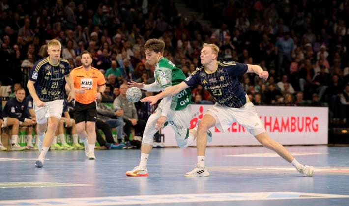 Foto : Nils Lichtlein (Füchse) gegen Einar OLAFSSON (rechts) Handball Herren 1. Bundesliga am Di. 23.12.2025 HSV Handball - Füchse Berlin