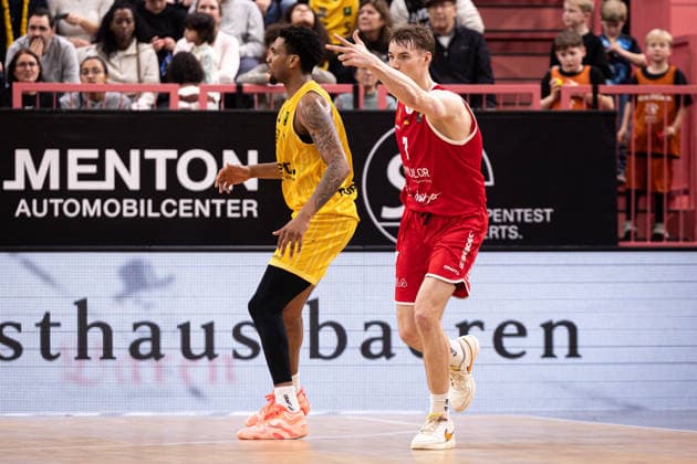 Tigers Tuebingen - Artland Dragons, Herren, 2. Bundesliga, Barmer 2. Basketball Bundesliga, pro A, 14. Spieltag, Spielzeit 2025 2026, 23.12.2025 Timo Lanmueller (Artland Dragons, 07) mit dem Jubel nach dem Dreier