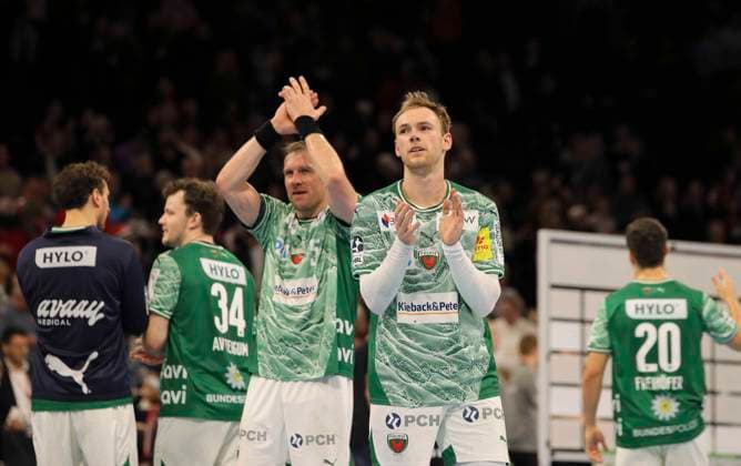 Foto : Jubel nach dem Schlußpfiff bei den Spielern der Füchse , hier Mathias Gidsel und links ... Max DARJ (Füchse) Handball Herren 1. Bundesliga am Di. 23.12.2025 HSV Handball - Füchse Berlin