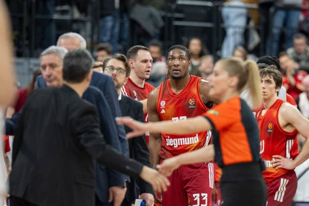 David Mccormack 33 (FC Bayern Basketball) verabschieden sich nach dem verlorenen Spiel, FC Bayern Basketball vs. Hapoel IBI Tel Aviv, EuroLeague 18. Spieltag, 23.12.2025 Muenchen Bayern Deutschland