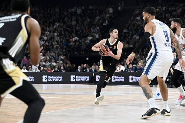 Asvel-Anadolu Efes Istanbul. Euroligue. 23 décembre 2025 PHOTOPQR LE PROGRES Joël PHILIPPON - Décines-Charpieu 23 12 2025 - Asvel-Anadolu Efes Istanbul. Euroligue. 23 décembre 2025 -Nando De Colo. Asvel-Anadolu Efes Istanbul. Basket Euroleague Asvel (Lyon Villeurbanne) vs Istanbul Décines-Charpieu Rhône Rhône-Alpes France  Copyright: xPHOTOPQR LExPROGRES MAXPPPxJoëlxPHILIPPONx 20251223LPL5428 20251223LPL5428