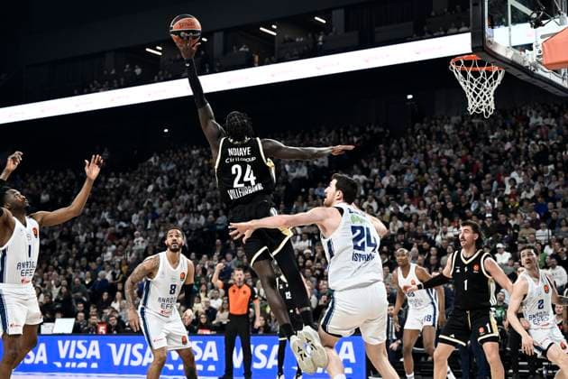 Asvel-Anadolu Efes Istanbul. Euroligue. 23 décembre 2025 PHOTOPQR LE PROGRES Joël PHILIPPON - Décines-Charpieu 23 12 2025 - Asvel-Anadolu Efes Istanbul. Euroligue. 23 décembre 2025 -Mbaye Ndiaye. Asvel-Anadolu Efes Istanbul. Basket Euroleague Asvel (Lyon Villeurbanne) vs Istanbul Décines-Charpieu Rhône Rhône-Alpes France  Copyright: xPHOTOPQR LExPROGRES MAXPPPxJoëlxPHILIPPONx 20251223LPL5429 20251223LPL5429