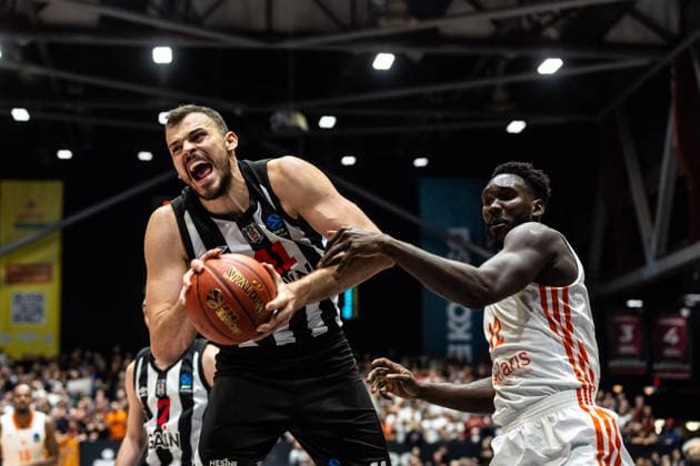 GER, BKT EuroCup, Saison 2025 2026, Niners Chemnitz - Besiktas GAIN Istanbul. 23.12.2025, Messe, Chemnitz, GER, BKT EuroCup, Saison 2025 2026, Niners Chemnitz - Besiktas GAIN Istanbul. Ante Zizic (Besiktas GAIN Istanbul 41), Amadou Sow (Niners Chemnitz, 12) Foto Alexander Trienitz Chemnitz Messe Sachsen Deutschland