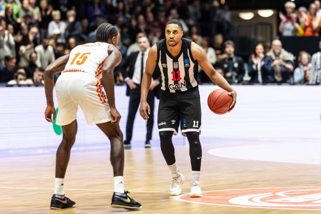 GER, BKT EuroCup, Saison 2025 2026, Niners Chemnitz - Besiktas GAIN Istanbul. 23.12.2025, Messe, Chemnitz, GER, BKT EuroCup, Saison 2025 2026, Niners Chemnitz - Besiktas GAIN Istanbul. Brynton Lemar (Besiktas GAIN Istanbul 11), Ty Brewer (Niners Chemnitz, 15) Foto Alexander Trienitz Chemnitz Messe Sachsen Deutschland