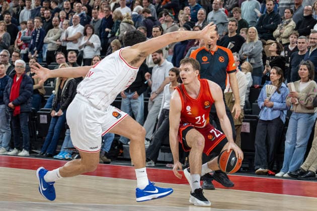 Justus Hollatz 21 (FC Bayern Basketball), FC Bayern Basketball vs. Hapoel IBI Tel Aviv, EuroLeague 18. Spieltag, 23.12.2025 Muenchen Bayern Deutschland