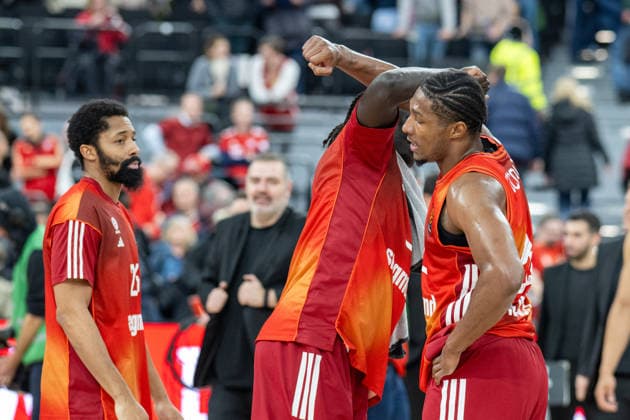 David Mccormack 33 (FC Bayern Basketball) Rituale, FC Bayern Basketball vs. Hapoel IBI Tel Aviv, EuroLeague 18. Spieltag, 23.12.2025 Muenchen Bayern Deutschland