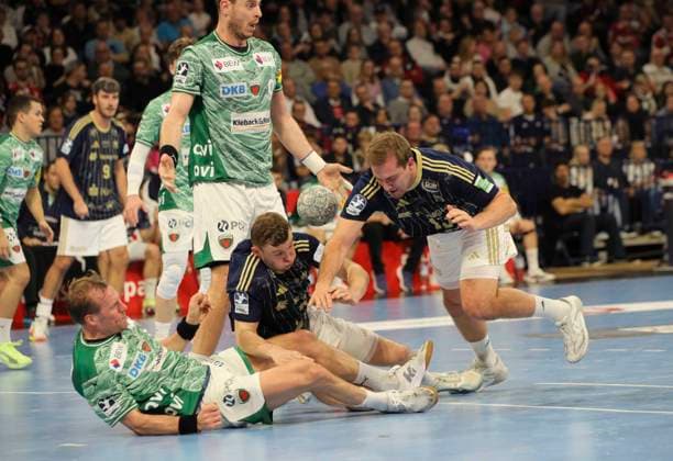 Foto : Moritz SAUTER und Oliver NORLYK stolperen gegen Max DARJ (Füchse) Handball Herren 1. Bundesliga am Di. 23.12.2025 HSV Handball - Füchse Berlin