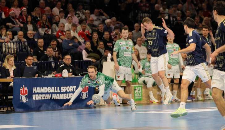 Foto : Mathias Gidsel (Füchse) hechtet gegen Moritz SAUTER , rechts Handball Herren 1. Bundesliga am Di. 23.12.2025 HSV Handball - Füchse Berlin