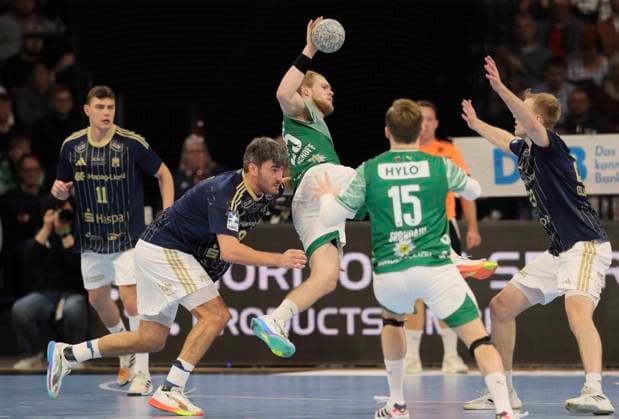 Foto : Torwurf von .... Matthes Langhoff (Füchse) gegen Jacob Arenth LASSEN (links) und Einar OLAFSSON (beide HSV) Handball Herren 1. Bundesliga am Di. 23.12.2025 HSV Handball - Füchse Berlin