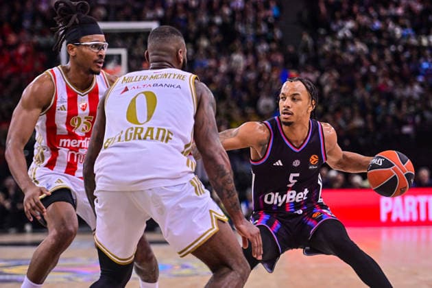 BASKET : Paris Basket vs Etoile Rouge Belgrade - Euroleague - 23 12 2025 JUSTIN ROBINSON ( 5 - Paris Basket ) and CODI MILLER MCINTYRE ( 0 - Crvena Zvezda Meridianbet Belgrade ) during the Euroleague match between Paris Basketball and Crvena Zvezda Meridianbet Belgrade at Accor Arena on December 23, 2025 in Paris, France. ( Photo by Federico Pestellini PSNewz ) - ParisFrance  Copyright: xFedericoxPestellinix