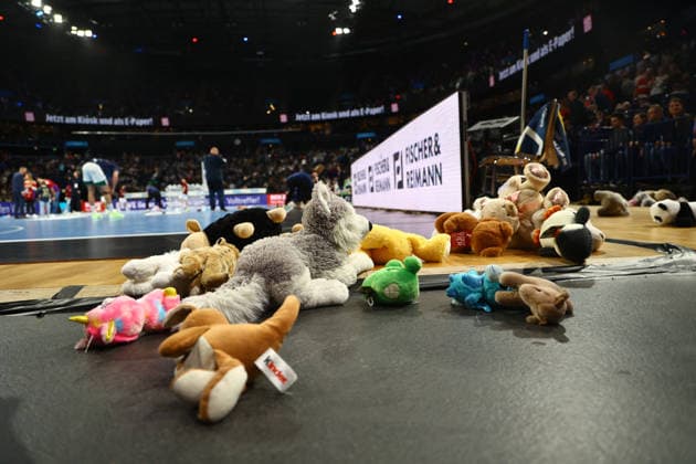 Handball I Herren I Saison 2025 2026 I Bundesliga I 24. Spieltag I HSV Hamburg - Füchse Berlin I 23.12.2025 Charity Teddybär Aktion beim HSV Hamburg Hamburg Barclaycard Arena Hamburg Deutschland Copyright: xLobeca RalfxHomburgx