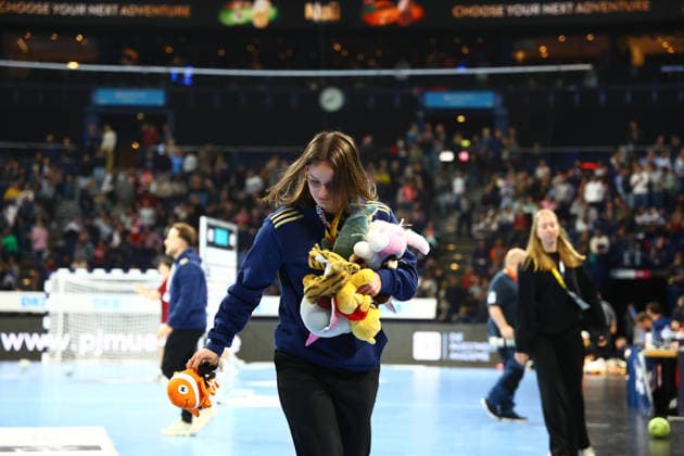 Handball I Herren I Saison 2025 2026 I Bundesliga I 24. Spieltag I HSV Hamburg - Füchse Berlin I 23.12.2025 Charity Teddybär Aktion beim HSV Hamburg Hamburg Barclaycard Arena Hamburg Deutschland Copyright: xLobeca RalfxHomburgx