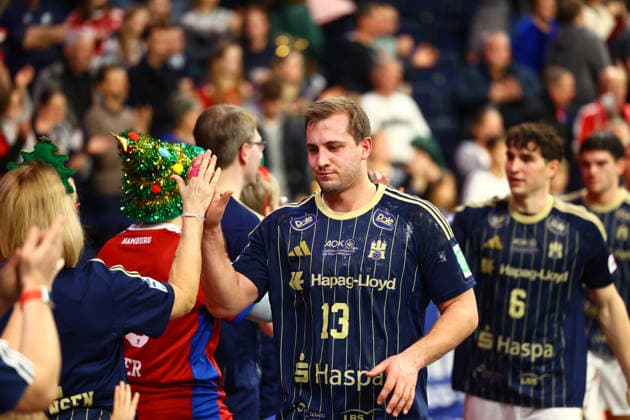 Handball I Herren I Saison 2025 2026 I Bundesliga I 24. Spieltag I HSV Hamburg - Füchse Berlin I 23.12.2025 Niklas Weller (13, HSV Hamburg) bedankt sich bei den Fans Hamburg Barclaycard Arena Hamburg Deutschland Copyright: xLobeca RalfxHomburgx