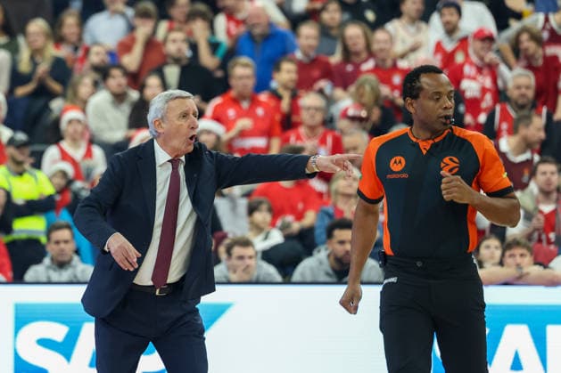 Svetislav Pesic (FC Bayern Basketball, Chef-Trainer) gestikuliert, GER, FC Bayern Basketball vs. Hapoel Tel Aviv, Basketball, Euroleague, 18. Spieltag, Saison 2025 2026, 23.12.2025, GER, FC Bayern Basketball vs. Hapoel Tel Aviv, Basketball, Euroleague, 18. Spieltag, Saison 2025 2026, 23.12.2025 Muenchen Copyright: xEibner-Pressefoto JennixMaulx EP_JML