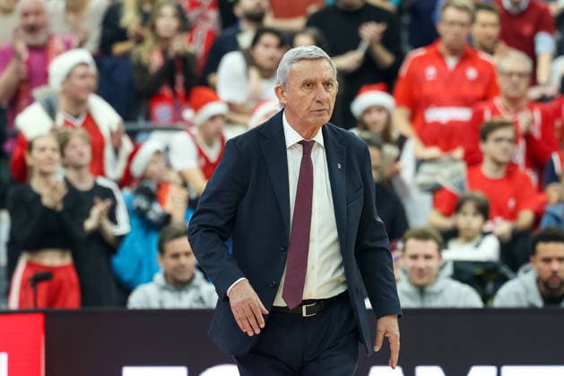 Svetislav Pesic (FC Bayern Basketball, Chef-Trainer), GER, FC Bayern Basketball vs. Hapoel Tel Aviv, Basketball, Euroleague, 18. Spieltag, Saison 2025 2026, 23.12.2025, GER, FC Bayern Basketball vs. Hapoel Tel Aviv, Basketball, Euroleague, 18. Spieltag, Saison 2025 2026, 23.12.2025 Muenchen Copyright: xEibner-Pressefoto JennixMaulx EP_JML