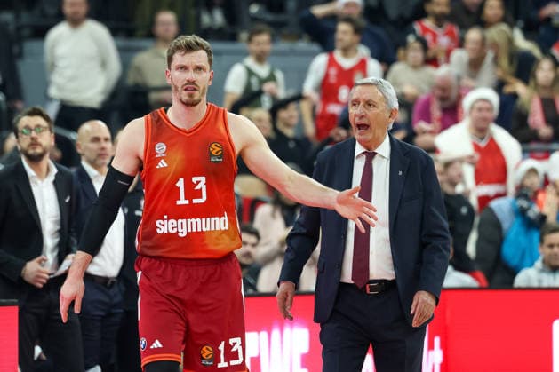 Andreas Obst (FC Bayern Basketball, 13) mit Svetislav Pesic (FC Bayern Basketball, Chef-Trainer), GER, FC Bayern Basketball vs. Hapoel Tel Aviv, Basketball, Euroleague, 18. Spieltag, Saison 2025 2026, 23.12.2025, GER, FC Bayern Basketball vs. Hapoel Tel Aviv, Basketball, Euroleague, 18. Spieltag, Saison 2025 2026, 23.12.2025 Muenchen Copyright: xEibner-Pressefoto JennixMaulx EP_JML