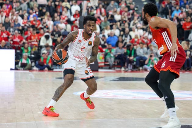 Antonio Blakeney (Hapoel IBI Tel Aviv, 02) mit Spencer Dinwiddie (FC Bayern Basketball, 26), GER, FC Bayern Basketball vs. Hapoel Tel Aviv, Basketball, Euroleague, 18. Spieltag, Saison 2025 2026, 23.12.2025, GER, FC Bayern Basketball vs. Hapoel Tel Aviv, Basketball, Euroleague, 18. Spieltag, Saison 2025 2026, 23.12.2025 Muenchen Copyright: xEibner-Pressefoto JennixMaulx EP_JML