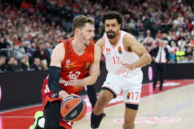 Andreas Obst (FC Bayern Basketball, 13) mit Collin Malcolm (Hapoel IBI Tel Aviv, 17), GER, FC Bayern Basketball vs. Hapoel Tel Aviv, Basketball, Euroleague, 18. Spieltag, Saison 2025 2026, 23.12.2025, GER, FC Bayern Basketball vs. Hapoel Tel Aviv, Basketball, Euroleague, 18. Spieltag, Saison 2025 2026, 23.12.2025 Muenchen Copyright: xEibner-Pressefoto JennixMaulx EP_JML