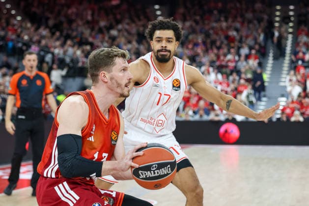 Andreas Obst (FC Bayern Basketball, 13) mit Collin Malcolm (Hapoel IBI Tel Aviv, 17), GER, FC Bayern Basketball vs. Hapoel Tel Aviv, Basketball, Euroleague, 18. Spieltag, Saison 2025 2026, 23.12.2025, GER, FC Bayern Basketball vs. Hapoel Tel Aviv, Basketball, Euroleague, 18. Spieltag, Saison 2025 2026, 23.12.2025 Muenchen Copyright: xEibner-Pressefoto JennixMaulx EP_JML